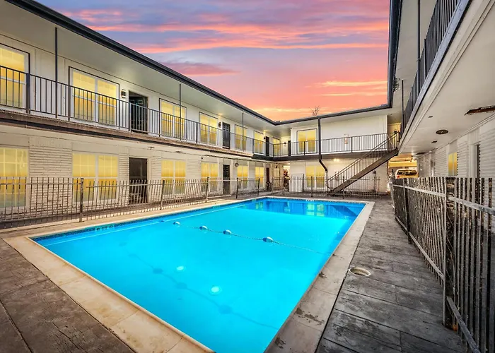 Comfy 2Br In Prime Spot With Free Parking And Pool