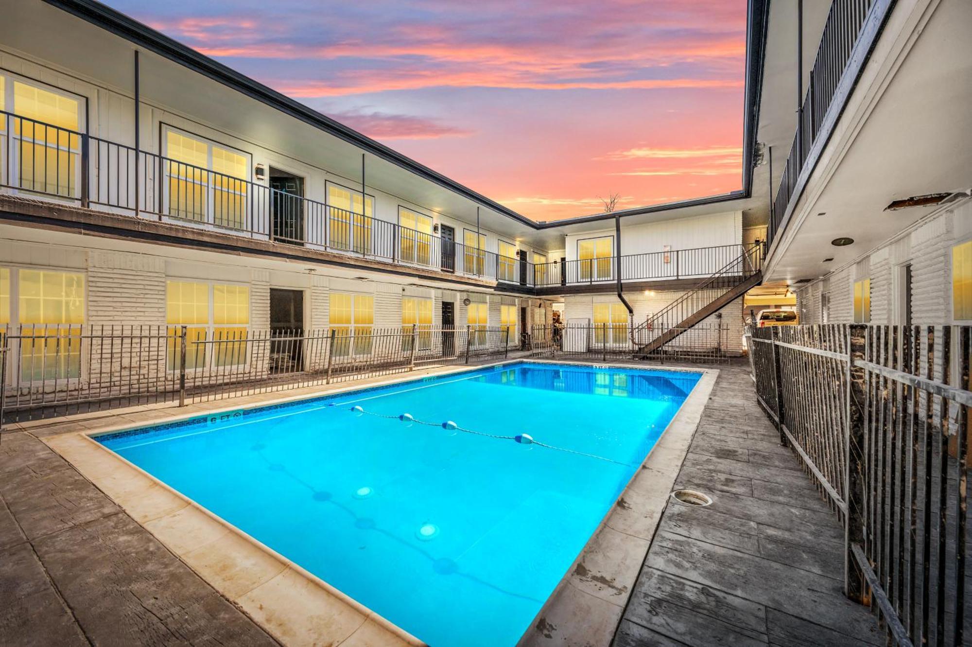 Apartment Comfy 2br In Prime Spot With Free Parking And Pool